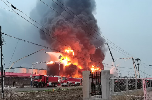 尊龙凯时压缩空气泡沫消防车救援广东省佛山市高明区火灾